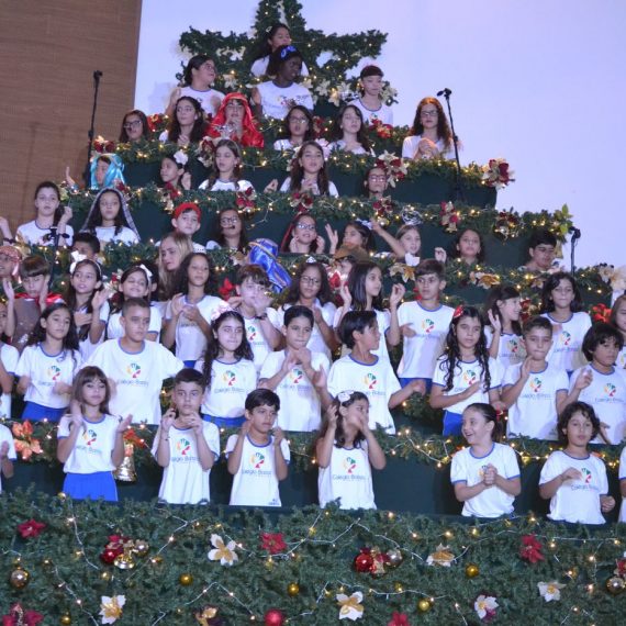 Alunos do Colégio Batista deram um show no musical de natal com uma linda apresentação